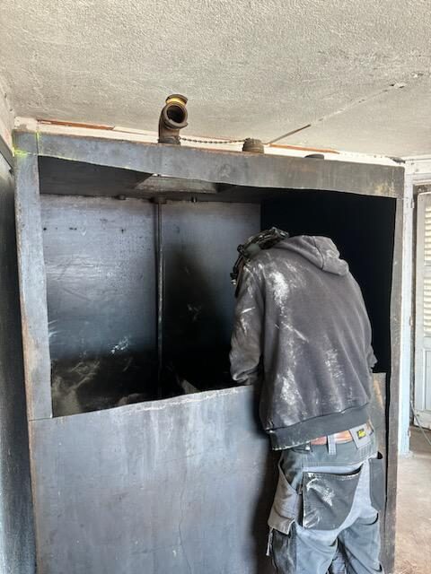 Ouverture contrôlée d'une cuve à fioul métallique à Fréjus pour permettre le pompage des boues résiduelles et la neutralisation intérieure.